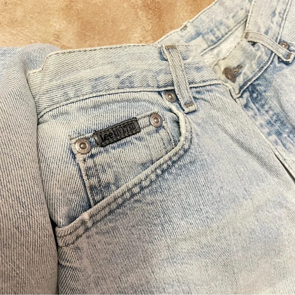 Vintage 90’s LEE Riveted Vintage High-Rise Light Wash Mom Jeans 28 waist - Picture 6 of 6